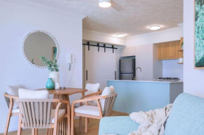 Palm Shore Escape - Elevated Beachfront Living, Surfers Paradise